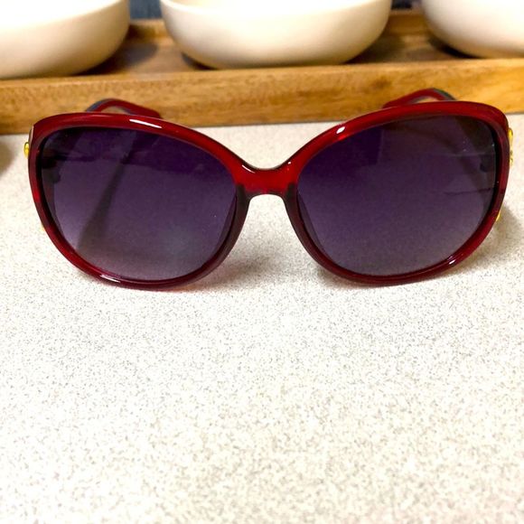 UV protected fox accent red sunglasses - Picture 1 of 4